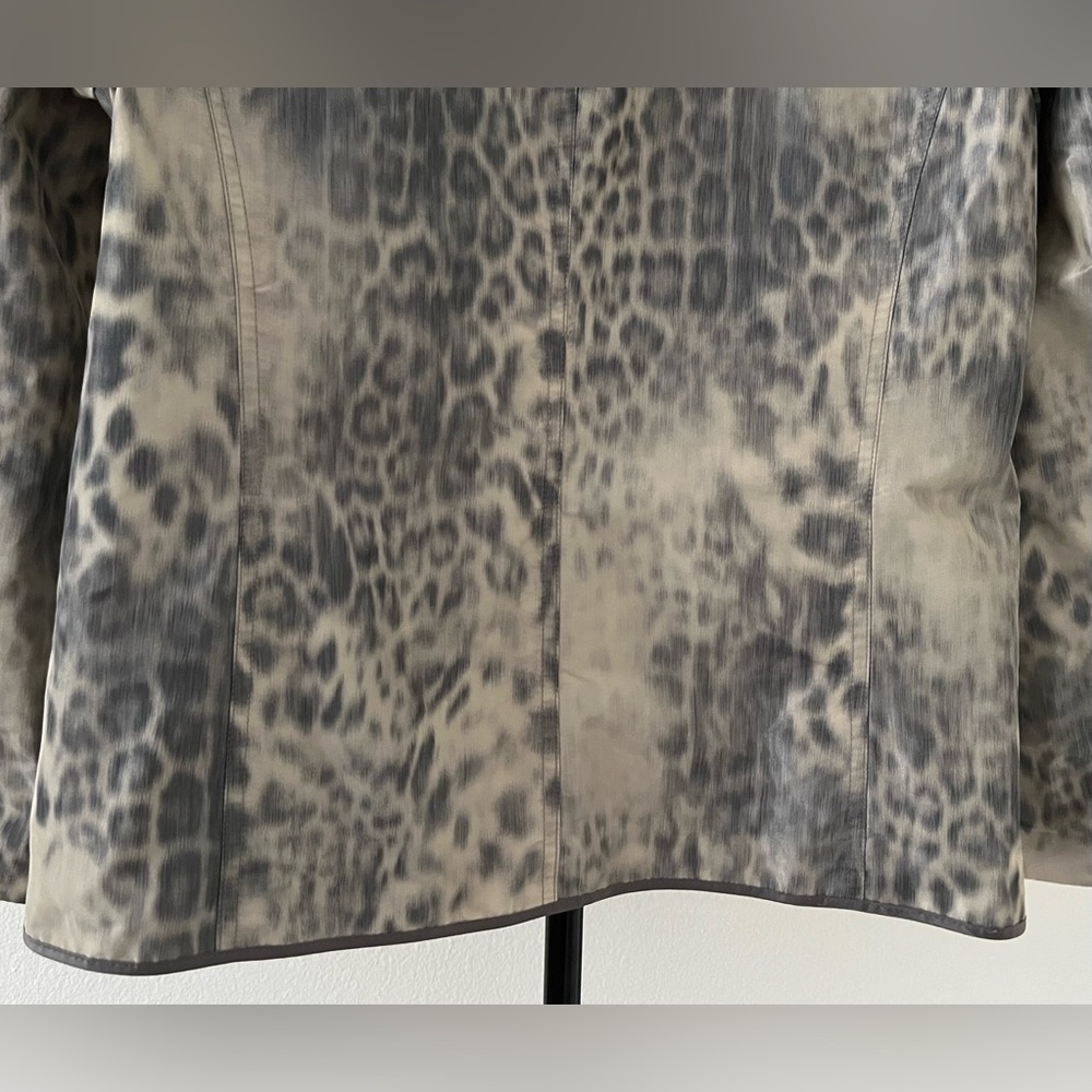 🤍  Chico’s Abstract Animal Print Blazer | Statement Jacket - Picture 10 of 11